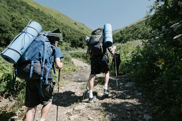 Auberges de jeunesse vs hôtels de luxe : quelle est la meilleure option pour vos vacances?